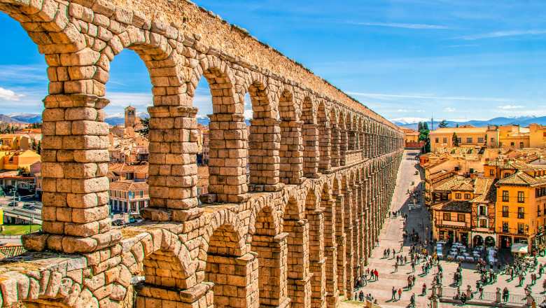 un turist a murit in spania dupa ce a cazut de pe o terasa cu vedere spre un celebru apeduct roman 67fbea112ba41