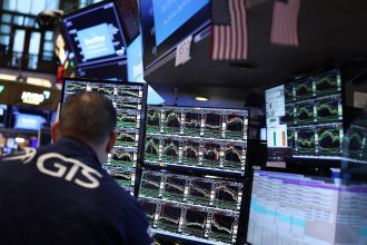 unda de soc pe pietele globale dupa anuntul tarifelor impuse de trump aurul a atins un nou record pretul petrolului a scazut 67ee40f466a5f