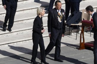 ursula von der leyen si donald trump s au intalnit in fine la funeraliile papei francisc promit o alta intrevedere 680cef1877037