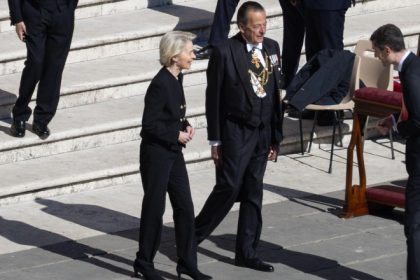 ursula von der leyen si donald trump s au intalnit in fine la funeraliile papei francisc promit o alta intrevedere 680cef1877037