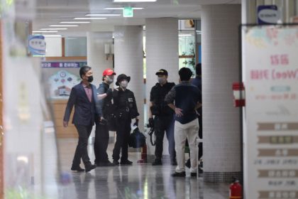 video atac la un liceu din coreea de sud mai multe persoane au fost injunghiate printre care si directorul institutiei 680f5e89220b7