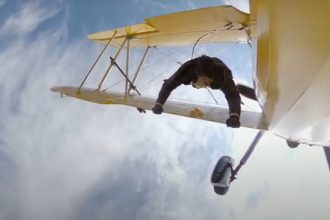 video cascadorie uimitoare a lui tom cruise la 2 400 metri altitudine cu vant de 225 km h pentru misiune imposibila 8 68022d3084204