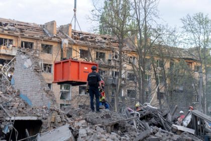 video cel putin noua morti si 63 de raniti in urma unui atac masiv asupra kievului printre victime sunt si copii 6809d125d69ff