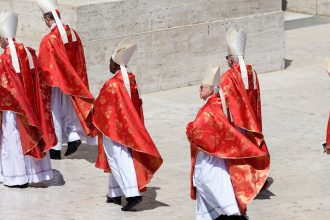 video conclavul celor 135 de cardinali se pregateste pentru alegerea noului papa cine sunt favoritii 680e3ac1bada2