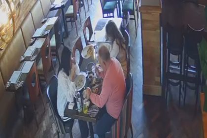 video cum a incercat un cuplu sa scape de nota de plata la restaurant au fost dati de gol de imaginile de pe camerele de supraveghere 67f8e5d0eec6f