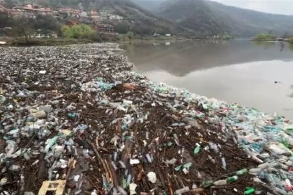 video dunarea sufocata de gunoaie tone de deseuri aduse de viitura la orsova autoritatile intervin cu utilaje grele 67ebc118632b8