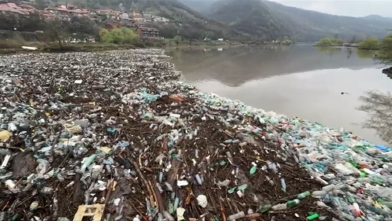 video dunarea sufocata de gunoaie tone de deseuri aduse de viitura la orsova autoritatile intervin cu utilaje grele 67ebc118632b8
