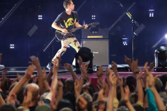 video fanii turci fac presiuni asupra trupei muse pentru a si anula concertul din istanbul 67ed140a064cd