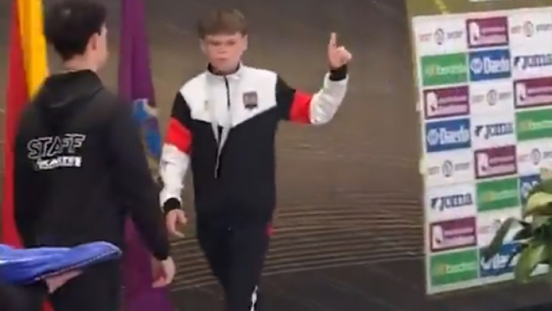 video fara fotografii cu teroristii moment viral cu un karateka ucrainean de 13 ani care a refuzat sa se urce pe podium alaturi de un rus 67f79b54b9d1f