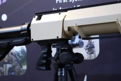 video franta a prezentat un sistem de laser portabil helma lp poate viza tinte stationare dar in anumite conditii poate vana si drone 680b0b1cb54d7