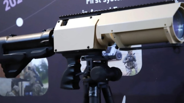 video franta a prezentat un sistem de laser portabil helma lp poate viza tinte stationare dar in anumite conditii poate vana si drone 680b0b1cb54d7