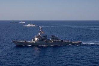 video imagini care arata cum tunul de 76 mm al unei fregate franceze opreste o drona houthi motivul din spatele acestei decizii 680ca1c39d6e6