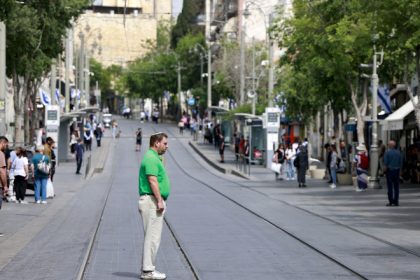 video moment emotionant in israel zece minute de reculegere nationala in memoria victimelor holocaustului 6809ffed71502