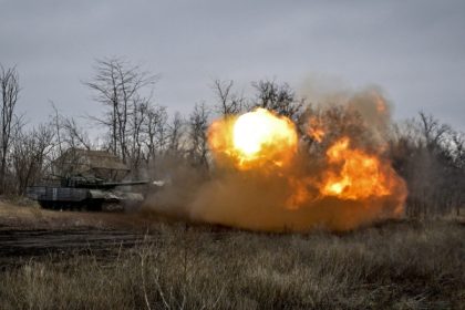 video momentul in care dronele ucrainene distrug un obuzier autopropulsat rusesc msta s si doua tancuri in sectorul kramatorsk 6802c6b5588d0