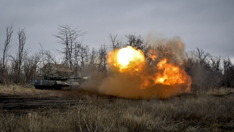 video momentul in care dronele ucrainene distrug un obuzier autopropulsat rusesc msta s si doua tancuri in sectorul kramatorsk 6802c6b5588d0