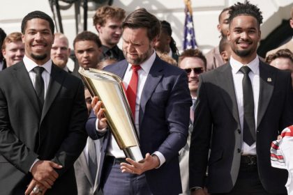 video momentul in care jd vance a scapat trofeul campionatului national al statului ohio la o festivitate de la casa alba 67fdf13473a31