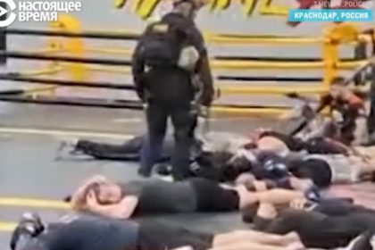 video momentul in care politia rusa ia cu asalt o sala de sport pentru a i trimite pe barbati in armata lui putin 6804b091967bd