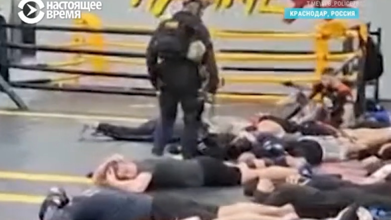 video momentul in care politia rusa ia cu asalt o sala de sport pentru a i trimite pe barbati in armata lui putin 6804b091967bd