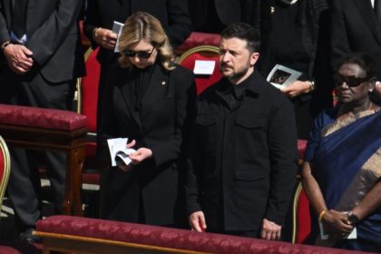 video momentul in care volodimir zelenski e aplaudat de multime la sosirea in piata sfantul petru pentru funeraliile papei francisc 680cbcb8780f0