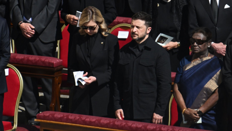 video momentul in care volodimir zelenski e aplaudat de multime la sosirea in piata sfantul petru pentru funeraliile papei francisc 680cbcb8780f0