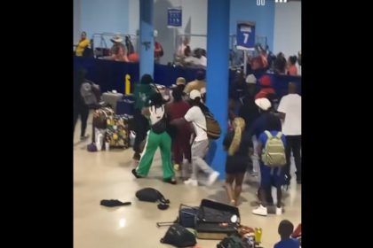 video momentul in care zeci de oameni se iau la bataie la debarcarea de pe un vas de croaziera 24 dintre ei au interzis pe navele companiei 6810f8b1ca1f3