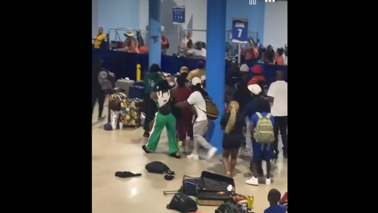 video momentul in care zeci de oameni se iau la bataie la debarcarea de pe un vas de croaziera 24 dintre ei au interzis pe navele companiei 6810f8b1ca1f3