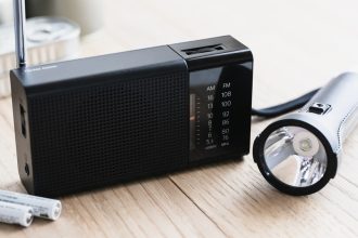 video radiourile cu baterii precum hartia igienica in pandemia de covid s au epuizat din stoc din cauza penei de curent din spania 6810e5f5b05b1