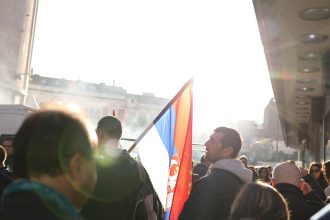 video replica presedintelui vucic la protestele studentilor oameni adusi cu autocarele la belgrad pentru un miting de sustinere 67fb647d835d5