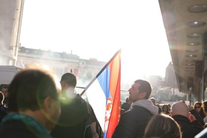 video replica presedintelui vucic la protestele studentilor oameni adusi cu autocarele la belgrad pentru un miting de sustinere 67fb647d835d5