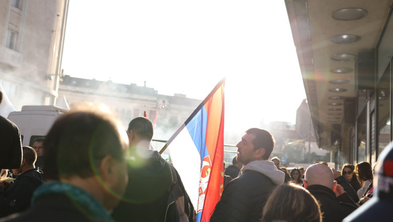 video replica presedintelui vucic la protestele studentilor oameni adusi cu autocarele la belgrad pentru un miting de sustinere 67fb647d835d5