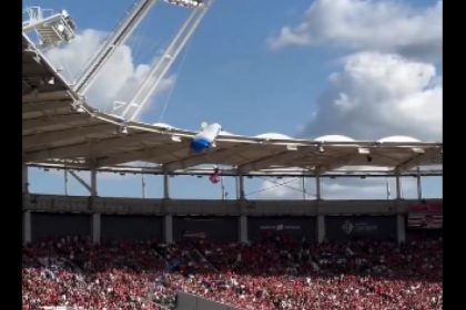 video situatie inedita la un meci de rugby din franta un parasutist a ramas agatat de acoperisul stadionului 67f61e03b1235