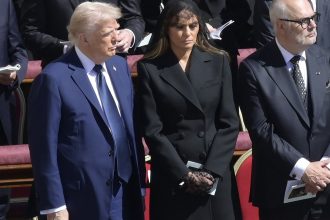 video trump salvat de o gafa imensa de sotia lui ce i a soptit melania la ureche la inmormantarea papei francisc 680df92177942
