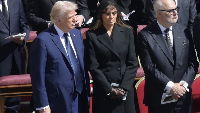 video trump salvat de o gafa imensa de sotia lui ce i a soptit melania la ureche la inmormantarea papei francisc 680df92177942