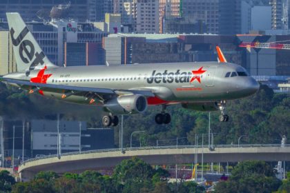 video un zbor jetstar a facut cale intoarsa dupa ce unul dintre pasageri a incercat sa deschida usa avionului deasupra oceanului indian 67ebdd8cea1b0