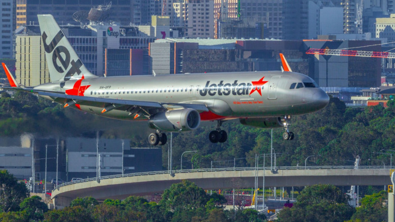 video un zbor jetstar a facut cale intoarsa dupa ce unul dintre pasageri a incercat sa deschida usa avionului deasupra oceanului indian 67ebdd8cea1b0