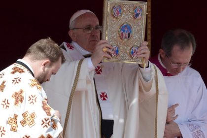 video va rog pe voi sa i cereti domnului sa ma binecuvanteze mesajul umil cu care papa francisc si a inceput pontificatul acum 12 ani 68061aa8de0f5
