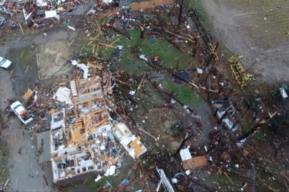 video vreme extrema in sua tornade furtuni grindina si rafale de vant de 260 km h cel putin 7 oameni au murit si 13 au fost raniti 67efab4c86493