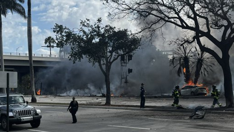 videofoto accident aviatic in sua cel putin trei morti dupa prabusirea unui avion de mici dimensiuni langa aeroportul din boca raton in florida 67f95d544ea05