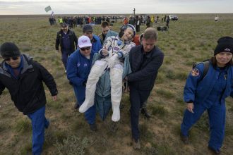 videofoto cel mai varstnic astronaut american in activitate a revenit pe terra dupa o misiune la bordul iss in ziua cand a implinit 70 de ani 6804d4e0aaf45