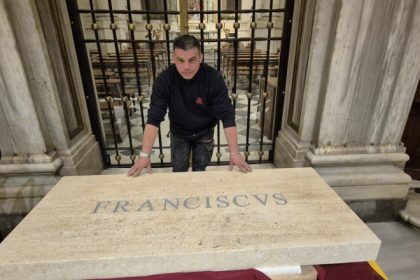 videofoto cine este romanul care a contribuit la amenajarea mormantului papei francisc si cum a ajuns sa se ocupe de cripta suveranului pontif 680f6a40acb30