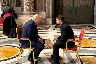 videofoto culisele intalnirii extraordinare de la vatican dintre donald trump si volodimir zelenski pentru cine era de fapt al treilea scaun 680f5d5d5eeaf