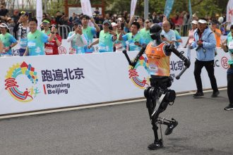 videofoto douazeci si unu de roboti umanoizi s au alaturat miilor de alergatori la semimaratonul din beijing cum s au descurcat masinile 6803a30587c91