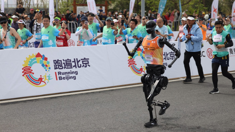 videofoto douazeci si unu de roboti umanoizi s au alaturat miilor de alergatori la semimaratonul din beijing cum s au descurcat masinile 6803a30587c91