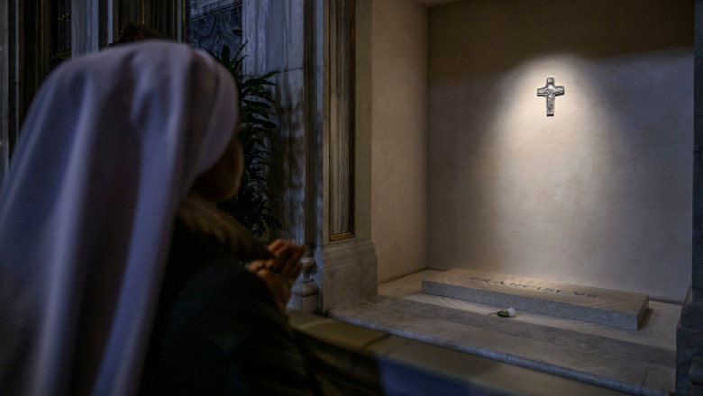 videofoto imagini cu mormantul papei francisc publicate de vatican sute de mii de oameni sunt asteptati sa i aduca un ultim omagiu 680e04d54f39c