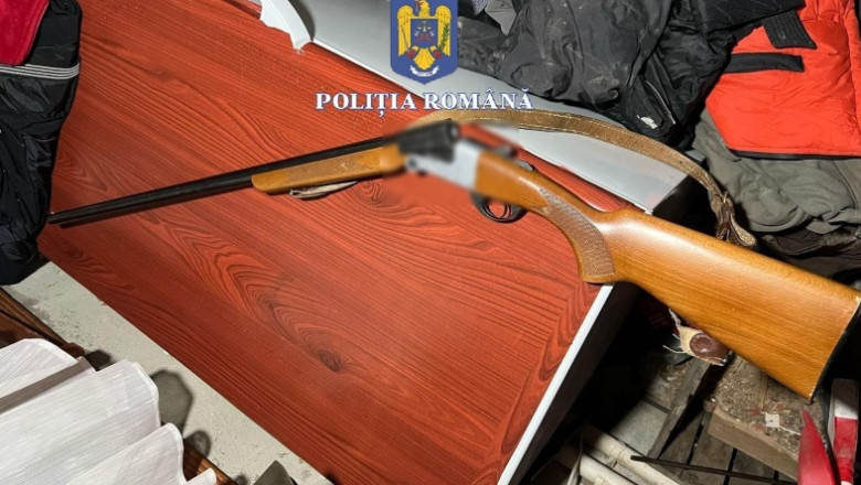 videofoto politistii fac zeci de perchezitii domiciliare in judetul suceva la persoane care au introdus ilegal in tara arme folosite la braconaj 67ecf425ae54e