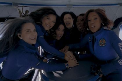 videofoto primele imagini din interiorul capsulei blue origin chiar facem asta echipajul format din sase femei a ajuns la limita spatiului 67fe47ed507e3