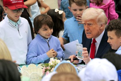 videofoto trump a promis de paste sa readuca religia in sua si le a aratat copiilor un cartonas pokemon cu tentativa de asasinat asupra sa 680866fa1ea26