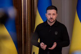 volodimir zelenski afirma ca armata rusa doar incearca sa creeze impresia unei incetari a focului de paste bombardamentele continua 68049dcd3a77a