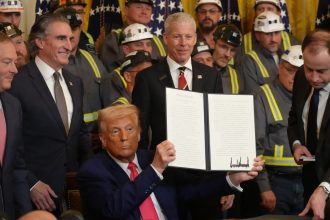 vom readuce minerii la munca trump a semnat decrete pentru relansarea industriei carbunelui sfidand politicile climatice globale 67f6177097b73