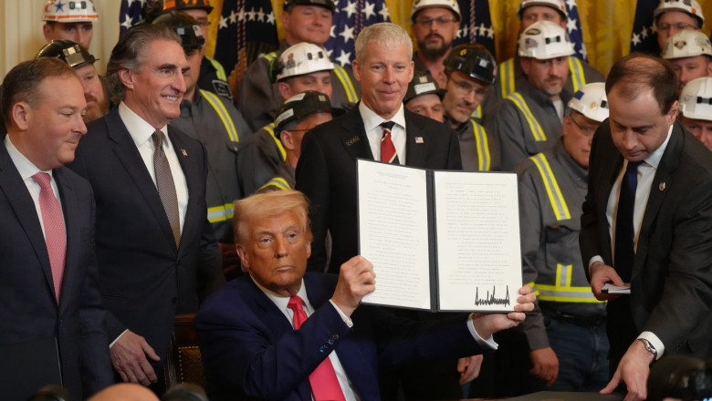 vom readuce minerii la munca trump a semnat decrete pentru relansarea industriei carbunelui sfidand politicile climatice globale 67f6177097b73